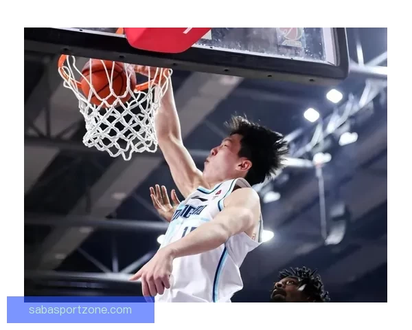 杨瀚森赛后与裁判工作人员握手并收回混音队比赛用球展现社交魅力